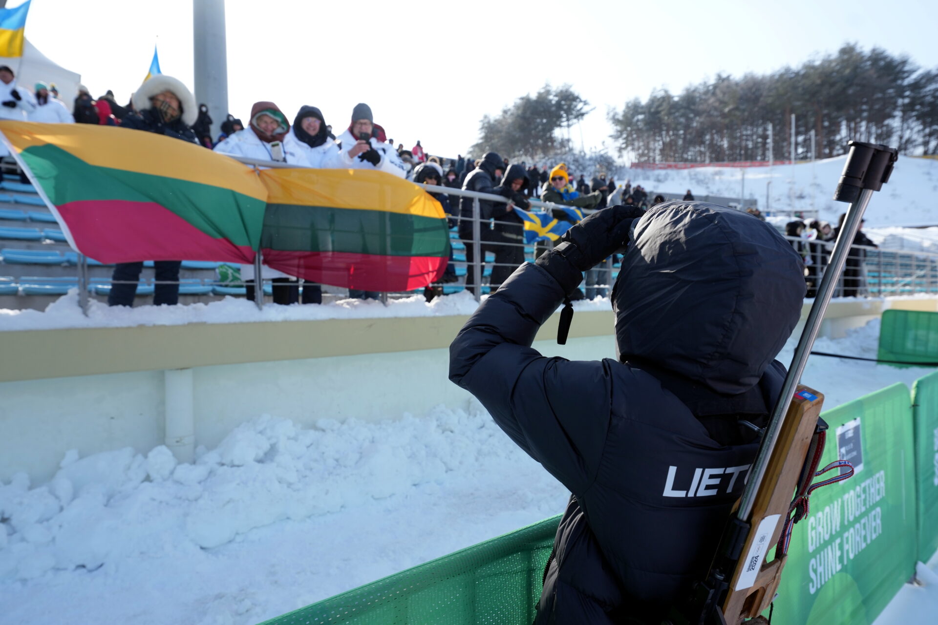 Lietuvos sportininkus palaikė ir Lietuvos ambasados Pietų Korėjoje darbuotojai.