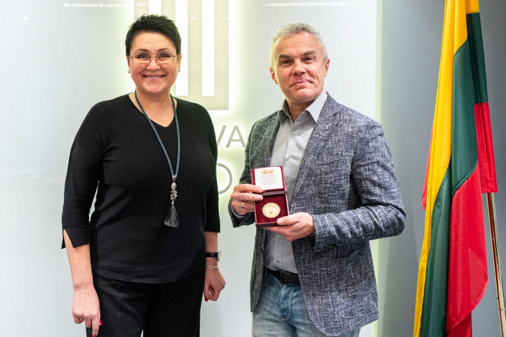 LTOK prezidentė D. Gudzinevičiūtė M. Nowakui įteikė Lietuvos olimpinio šimtmečio medalį (V. Dranginio nuotr.).